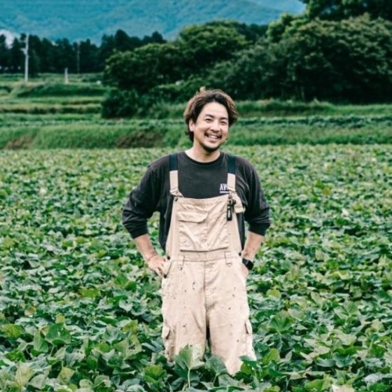 さつまいも畑に立つ、発起人の古庄利康